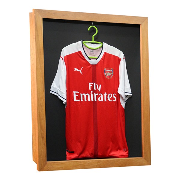 กรอบรูปโชร์เสื้อขาวพร้อมลายเซ็นนักร้องที่ชอบ